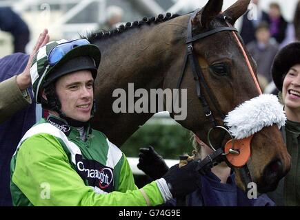 Jockey Timmy Murphy nel recinto dei vincitori con il suo Mount Valley Henry dopo aver vinto il Telebet Novices Chase a Newbury. Foto Stock