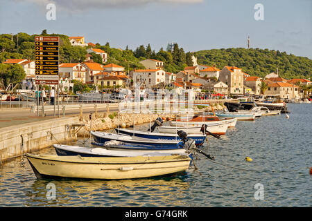 Causeway a Rogoznica isola, vicino a Spalato, Croazia. Foto Stock