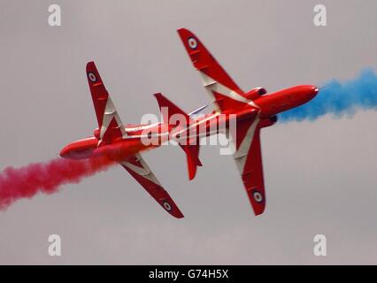 Frecce rosse durante la loro routine di esposizione a Farnborough Air show a Farnborough. Foto Stock