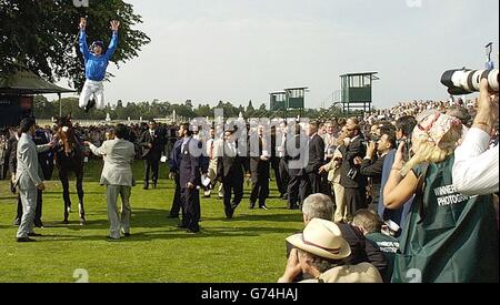 Jockey Frankie Dettori festeggia dopo aver cavalcato Doyen alla vittoria nel Re Giorgio VI e nella Regina Elisabetta Diamond Stakes (Gruppo 1) (Classe A) alle gare Ascot. Foto Stock