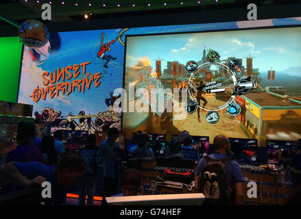 Lo stand Sunset Overdrive alla conferenza di gioco dell'E3 di Los Angeles, USA, dove il gigante della tecnologia di intrattenimento Sony ha presentato il suo nuovo hardware. Foto Stock