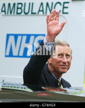 Il Principe del Galles lascia il nuovo Dipartimento di emergenza da 6.9 milioni di persone presso il Queen's Medical Center di Nottingham, che ha ufficialmente aperto. Il principe Carlo stava tornando all'ospedale dove è stato curato a seguito di un incidente di polo 14 anni fa. Foto Stock
