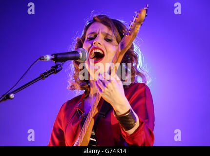 Anna Calvi si esibisce nel Big Top Stage all'Isle of Wight Festival, a Seaclose Park, Newport, Isle of Wight. Foto Stock