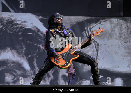 Scarica Festival 2014 - giorno uno - Donington Park. Piggy D. di Rob Zombie suona durante il giorno uno dei 2014 Download Festival al Donington Park. Foto Stock