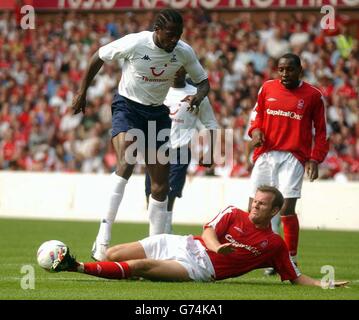 Il Jon Olav Hjelde della foresta di Nottingham affronta il Dagui Bakari di Tottenham Hotspur. Durante il loro incontro di amicizia pre-stagione al City Ground di Nottingham, sabato 31 luglio 2004. Foto Stock