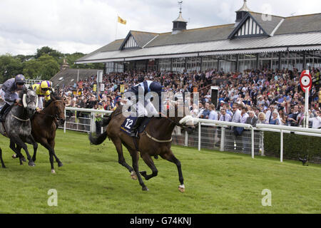Demora e Jockey Ali Rawlinson si aggiudicano la William Hill Scottish Sprint Cup durante la Festa delle Signore del Castello di Stobo all'Ippodromo di Musselburgh, East Lothian. Foto Stock
