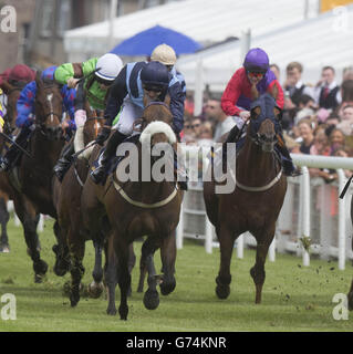 Demora e Jockey Ali Rawlinson (centro) si aggiudicano la William Hill Scottish Sprint Cup durante la Festa delle Signore del Castello di Stobo all'Ippodromo di Musselburgh, East Lothian. Foto Stock