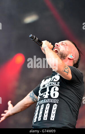 Scarica Festival 2014 - giorno due - Donington Park. Jesse Leach of Killswitch Engage si esibisce durante il secondo giorno del Download Festival 2014 al Donington Park. Foto Stock