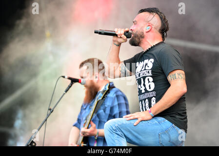 Scarica Festival 2014 - giorno due - Donington Park. Jesse Leach of Killswitch Engage si esibisce durante il secondo giorno del Download Festival 2014 al Donington Park. Foto Stock