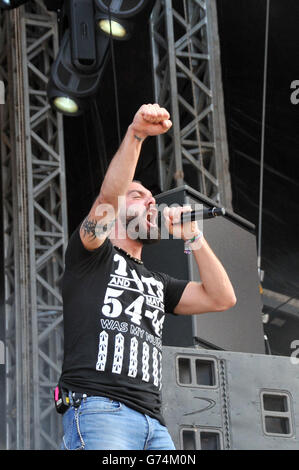 Scarica Festival 2014 - giorno due - Donington Park. Jesse Leach of Killswitch Engage si esibisce durante il secondo giorno del Download Festival 2014 al Donington Park. Foto Stock