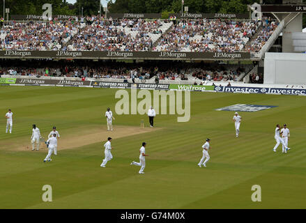 Chris Jordan (seconda a destra) in Inghilterra celebra il lancio del nuwan Kulasekara dello Sri Lanka durante il terzo giorno della partita Investec Test presso Lord's Cricket Ground, Londra. Foto Stock