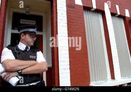 Un poliziotto si trova al di fuori di una proprietà a Willesden Green a Londra mercoledì 4 agosto 2004, dove la polizia continua a cercare dopo che un uomo è stato arrestato ieri sera come parte di una serie di incursioni terroristiche a livello nazionale Foto Stock