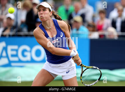 Tennis - AEGON International 2014 - giorno due - Devonshire Park. Johanna Konta ritorna contro Belinda Bencic durante l'AEGON International al Devonshire Park, Eastbourne. Foto Stock