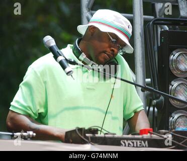 Jazzy Jeff esegue un concerto improvvisato per i fan durante la prima inglese di i, Robot presso l'Odeon Leicester Square nel centro di Londra. Foto Stock