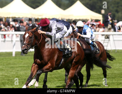 Toronado guidato da Richard Hughes prima di vincere la regina Anne Stakes durante il primo giorno del Royal Ascot Meeting 2014 all'ippodromo di Ascot, Berkshire. PREMERE ASSOCIAZIONE foto. Data immagine: Martedì 17 giugno 2014. Guarda la storia di PA RACING Ascot. Il credito fotografico dovrebbe essere: Steve Parsons/PA Wire Foto Stock