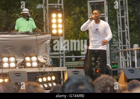 Star del film Will Smith, si esibisce con Jazzy Jeff (a sinistra) durante un concerto improvvisato per i fan durante la prima inglese di i, Robot all'Odeon Leicester Square nel centro di Londra. Foto Stock