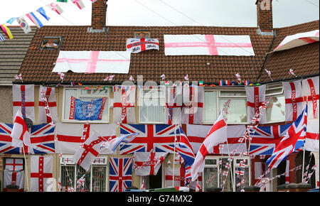 Karl Eustace e Ste Gannon (a destra) di Speke, Liverpool hanno impiegato una settimana per decorare le loro case a sostegno dell'Inghilterra durante la Coppa del mondo FIFA 2014 in Brasile. Foto Stock