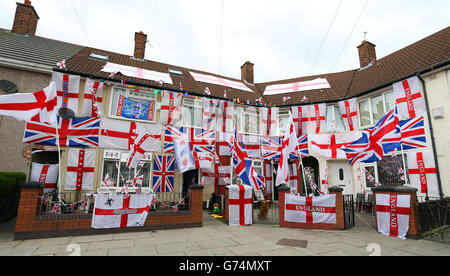 Karl Eustace e Ste Gannon (non in foto) di Speke, Liverpool ha impiegato una settimana per decorare le loro case a sostegno dell'Inghilterra durante la Coppa del mondo FIFA 2014 in Brasile. Foto Stock