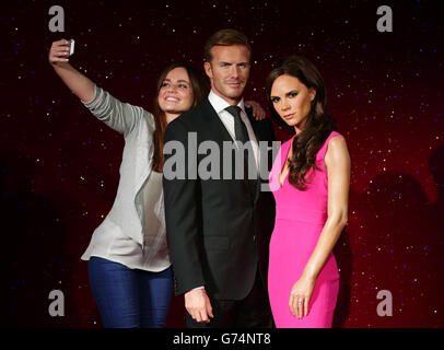 Stephanie Francis prende un selfie con le nuove statue di cera di David e Victoria Beckham in mostra al Madame Tussauds, a Londra. Foto Stock