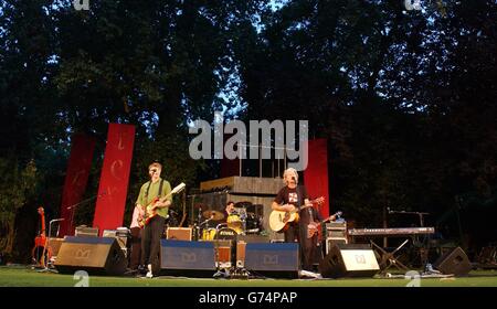 Il duo kiwi Finn Brothers, Neil (a sinistra) e Tim, si esibiscono dal vivo durante un concerto all'Open Air Theatre di Regents Park, nel centro di Londra, per lanciare il loro nuovo album "Everyone is Here", il loro primo album in studio collaborativo per otto anni. Foto Stock