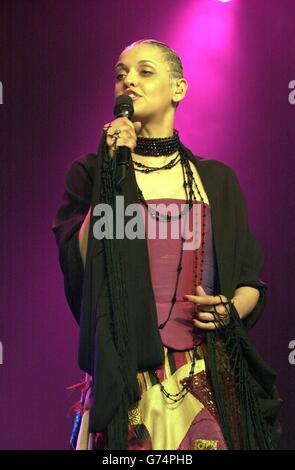 Il 40° Festival del folk di Cambridge. La cantante portoghese Mariza si esibisce sul palco al 40esimo Festival del Folk di Cambridge. Foto Stock