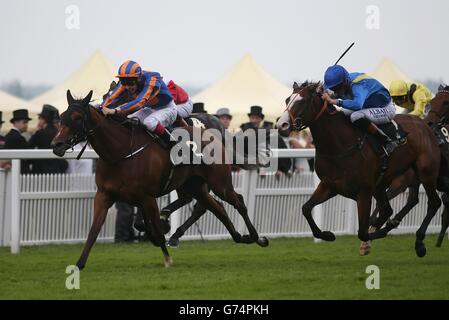 Braccialetto guidato da Joseph o'Brien (a sinistra) prima di vincere il Ribblesdale Stakes durante il terzo giorno del Royal Ascot Meeting 2014 all'ippodromo di Ascot, Berkshire. Foto Stock