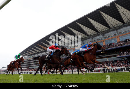 Braccialetto guidato da Joseph o'Brien sulla loro strada per la vittoria nel Ribblesdale Stakes durante il terzo giorno del Royal Ascot Meeting 2014 all'Ippodromo di Ascot, Berkshire. Foto Stock