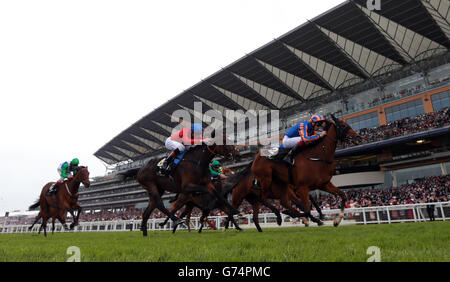 Braccialetto guidato da Joseph o'Brien sulla loro strada per la vittoria nel Ribblesdale Stakes durante il terzo giorno del Royal Ascot Meeting 2014 all'Ippodromo di Ascot, Berkshire. Foto Stock