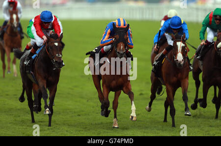 Braccialetto guidato da Joseph o'Brien sulla loro strada per la vittoria nel Ribblesdale Stakes durante il terzo giorno del Royal Ascot Meeting 2014 all'Ippodromo di Ascot, Berkshire. Foto Stock