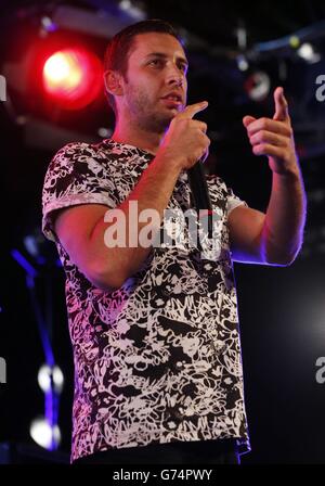 Esempio eseguito durante un concerto segreto per Kiss FM UK presso l'Hospital Club di Londra. Foto Stock