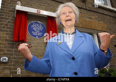 Mary de Rachewiltz, figlia del poeta americano Ezra Pound (1885-1972), si pone per i fotografi durante la presentazione di una targa inglese Heritge Blue al 10 kensington Church Walk, nella zona ovest di Londra. Ezra, che è accreditato di portare in essere 'la poesia di modera ' vissuto al discorso dal 1909-1914. Foto Stock