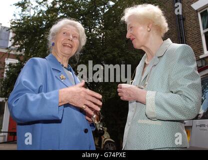 Mary de Rachewiltz, figlia del poeta americano Ezra Pound (1885-1972) con la vedova del poeta T S Eliot, Valerie (a destra) durante la presentazione di una targa inglese Heritge Blue al 10 Kensington Church Walk, a Londra ovest. Ezra, che è accreditato di portare in essere 'la poesia di modera ' vissuto al discorso dal 1909-1914. Foto Stock