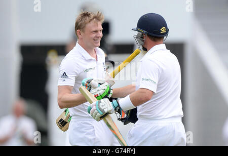 Sam Robson in Inghilterra celebra il raggiungimento del suo primo secolo internazionale contro lo Sri Lanka con Ian Bell (a destra), durante il secondo giorno del secondo Investec Test match a Headingley, Leeds. Foto Stock