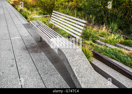 Panchina lungo urban High Line Park a Manhattan Foto Stock