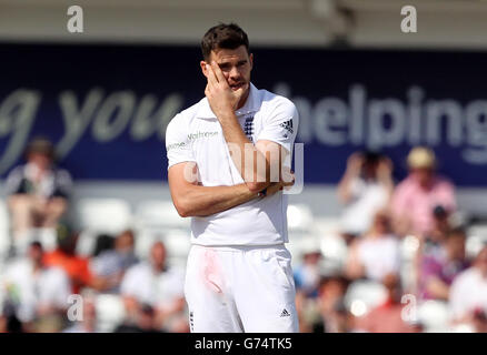 Cricket - Investec Test Series - seconda prova - Day Four - Inghilterra / Sri Lanka - Headingley. James Anderson in Inghilterra reagisce dopo aver fatto ricorso Foto Stock