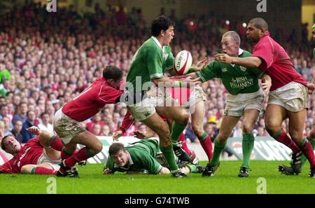 Shane Horgan (al centro) in Irlanda attraversa una fragile difesa gallese durante il gioco tra Galles e Irlanda nel Lloyds TSB Six Nations Championship al Millennium Stadium di Cardiff. Foto Stock