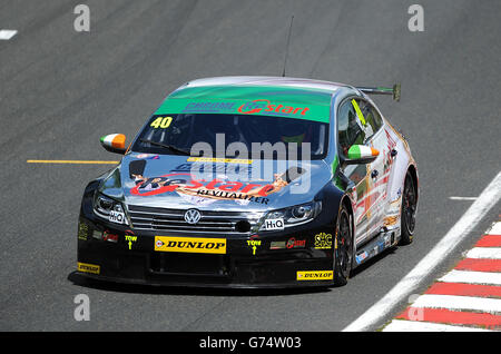 AlcoSense Breathalyzers Hunter Abbott Racing in azione durante gara 1 a Oulton Park. Foto Stock