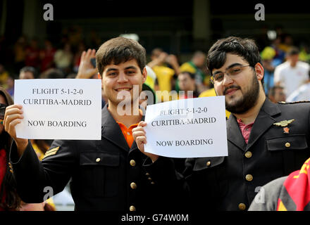 I tifosi di calcio tengono in piedi striscioni che dicono 'volo 5-1-2-0 Curitiba - Madrid ora imbarco' nelle tribune Foto Stock