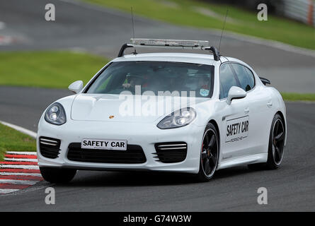 Corse automobilistiche - Dunlop MSA British Touring Car Championship - Oulton Park. La Porsche Safety Car durante gara 2 a Oulton Park. Foto Stock