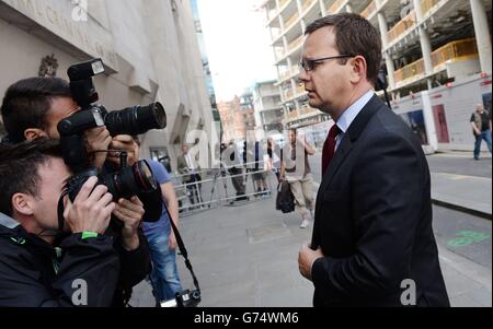 L'ex redattore del mondo Andy Coulson arriva all'Old Bailey di Londra, dove una giuria sta ancora considerando le accuse che Coulson, 46 anni, di Charing, Kent, ha cospirato con l'ex redattore reale Clive Goodman, 56, di Addlestone, Surrey, commettere cattiva condotta in un ufficio pubblico accettando di pagare ufficiali di polizia per due directory reali. Foto Stock