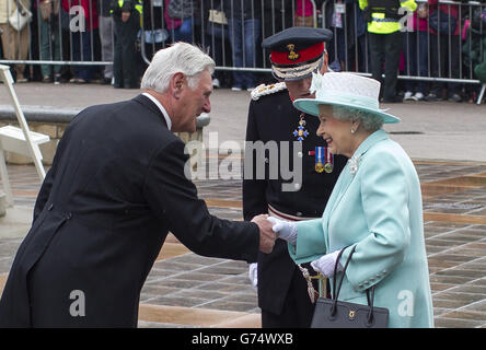 La Regina Elisabetta II viene accolta da Denis Desmond, Signore tenente della Co Londonderry, all'arrivo al Municipio di Coleraine il terzo giorno della visita reale in Irlanda del Nord. Foto Stock