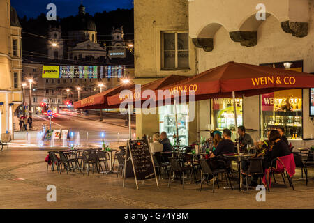 Vista notturna di un cafe' all'aperto nella città vecchia di Salisburgo, Austria Foto Stock