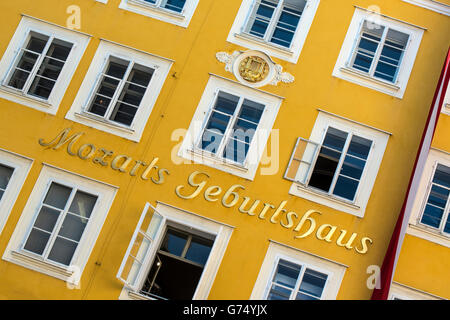 Il luogo di nascita di Mozart in Getreidegasse 9, Salisburgo, Austria Foto Stock