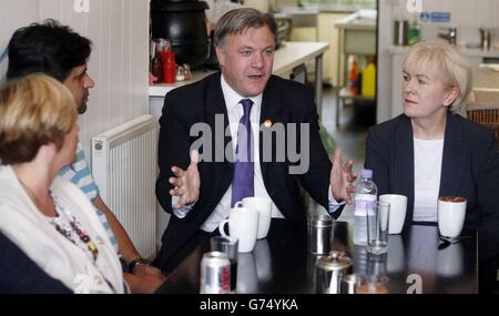 Shadow Chancellor ed Balls e Scottish Labour leader Johann Lamont MSP (destra) durante una visita al Cafe n. 9 di Edimburgo, Scozia. Foto Stock