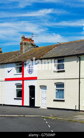 Casa a schiera di Fleetwood, nel Lancashire, dipinta per assomigliare alla bandiera di St George, a sostegno dell'England Football Team, REGNO UNITO Foto Stock