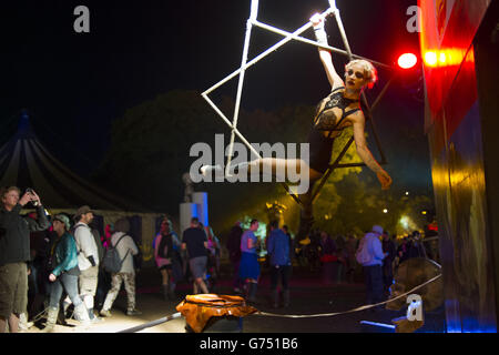 Atmosfera notturna al Glastonbury Festival, presso la Worthy Farm di Somerset. Foto Stock