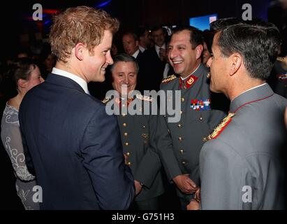 Il principe Harry incontra i membri dell'esercito cileno in occasione di un evento della festa di compleanno della Regina presso la residenza dell'Ambasciatore britannico a Santiago, Cile, durante la visita IS in questo paese. Foto Stock