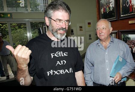 L'ex leader della National Union of Miners Arthur Scargill (a destra) parla con il presidente del Sinn Fein Gerry Adams al college di formazione degli insegnanti di St Mary sulla Falls Road, Belfast, dove ha tenuto una conferenza per il West Belfast Festival. Foto Stock