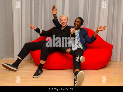 I designer Sam Cotton (a sinistra) e Agi Mdumulla al party dopo il lancio della collezione Agi & Sam SS15 al London Collections: Men, presso l'hotel Sanderson di Londra. Foto Stock