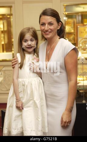 La presentatrice televisiva Davina McCall (a destra) si unisce a Kirsty Howard all'Harrods Store di Knightsbridge, nel centro di Londra, per scoprire Kirsty's Gems - una collezione esclusiva di gioielli fatti a mano e manufatti ispirati ai disegni di Kirsty - che sarà in vendita oggi ad Harrods per un mese. Tutti i proventi saranno devoluti al Kirsty Appeal per conto di Francis House, l'ospizio per bambini con sede a Manchester. Foto Stock